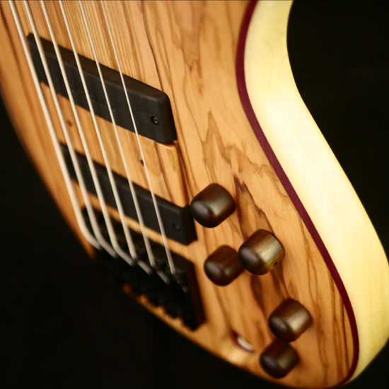 Basse 6 cordes en olivier